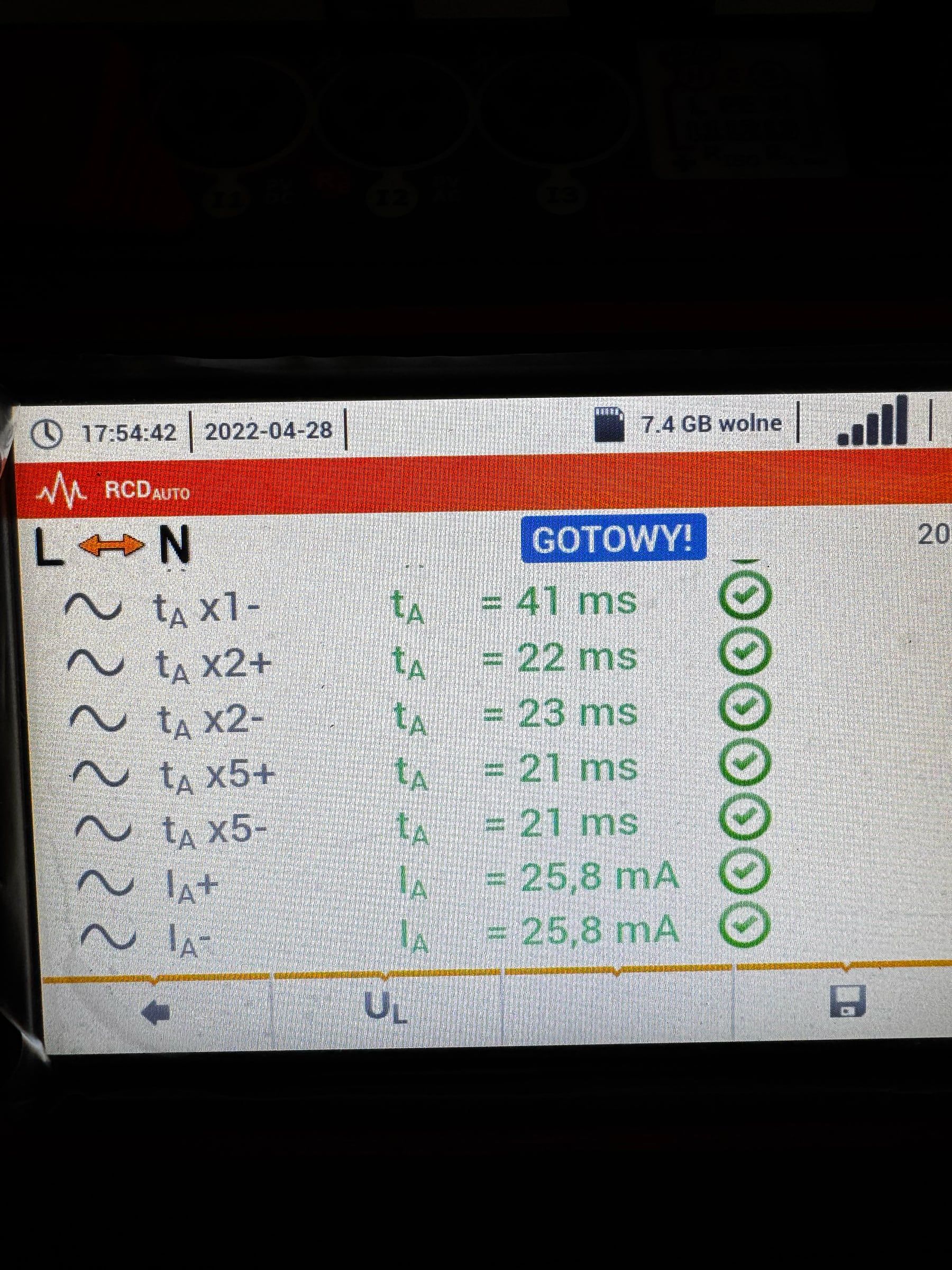 Ekran miernika z wynikami badania wyłącznika różnicowoprądowego, wszystkie oznaczone jako poprawne